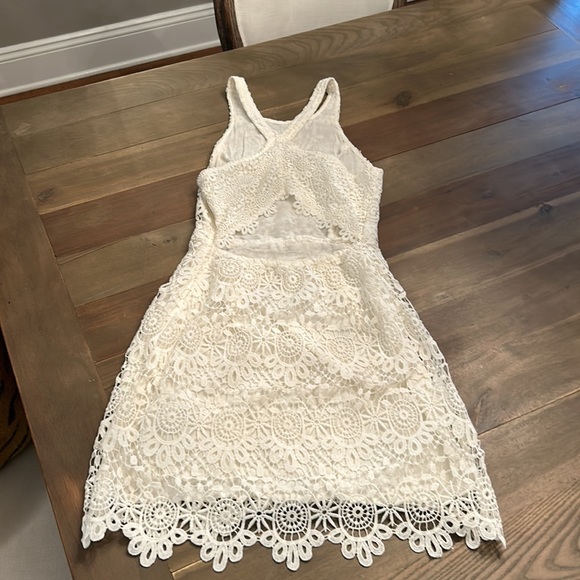 HOLLISTER white lace twist back halter knee length dress size SMALL. - Picture 2 of 7